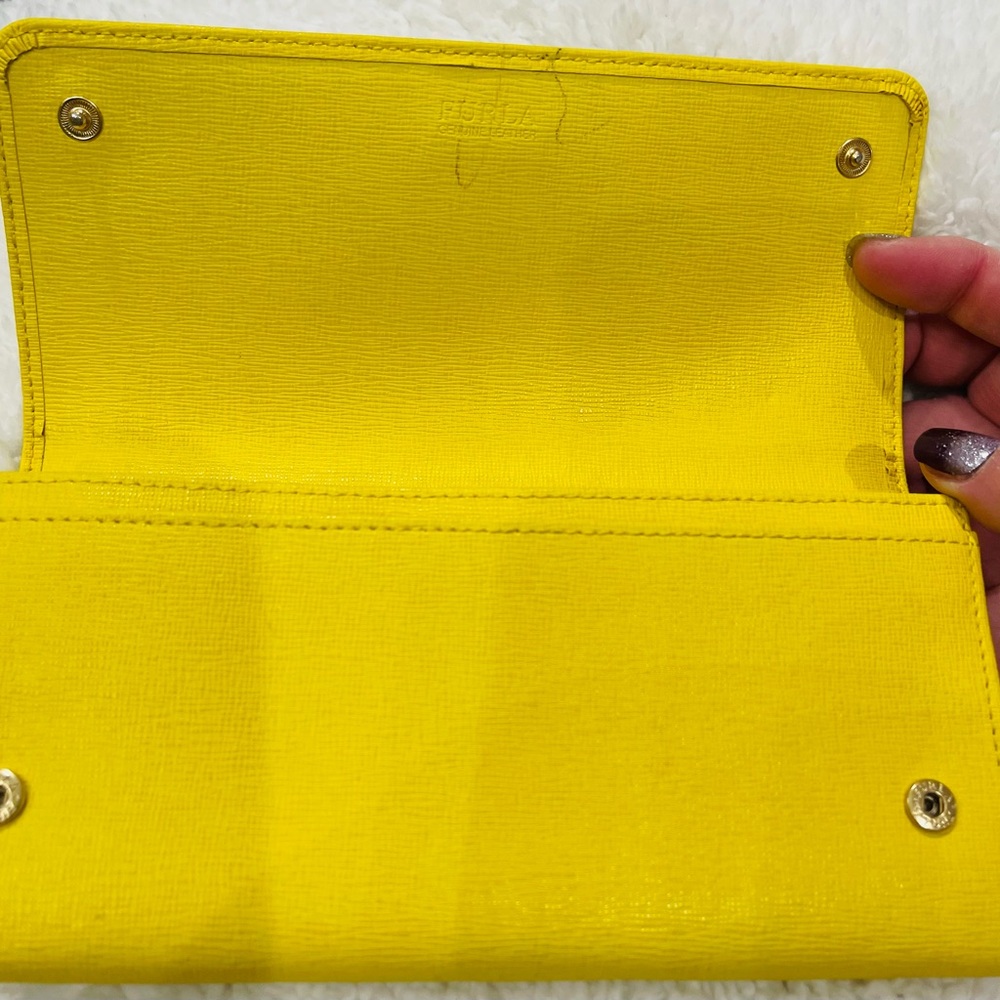 Furla Limited Edition Wallet
6 pocket with 12 card slots and coin zipper area - Picture 4 of 14